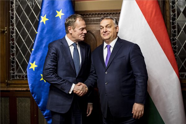 Orbán Viktor Donald Tuskkal