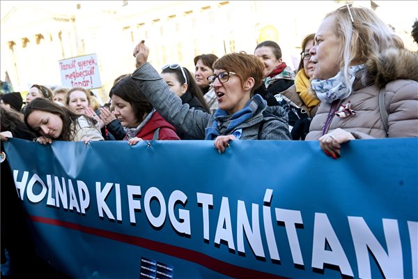 Pedagógussztrájk és tüntetés Budapesten