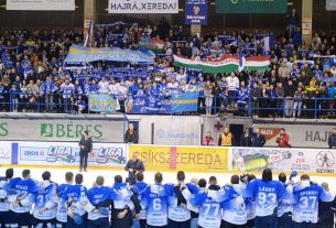 Az SC Csíkszereda játékosai megköszönik a szurkolást, miután a jégkorong Erste Liga döntőjének ötödik mérkőzésén 5-3-ra győztek a magyar bajnok FTC-Telekom ellen és ezzel 4-1-re megnyerték a párharcot a csíkszeredai Vákár Lajos Műjégpályán 2022. április 9-én. MTI/Veres Nándor