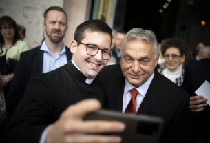 A Miniszterelnöki Sajtóiroda által közreadott képen Orbán Viktor miniszterelnök (k) közös fényképet készít résztvevőkkel az Esztergom megyei jogú várossá nyilvánítása alkalmából tartott szentmise után az esztergomi bazilika előtt 2022. május 1-jén. MTI/Miniszterelnöki Sajtóiroda/Benko Vivien Cher