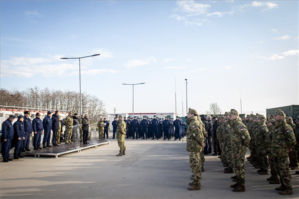 A határvadászok átvették a katonák feladatait a déli határon