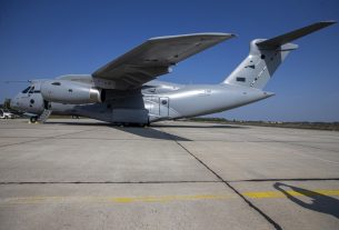 Kecskemét, 2024. április 12. Az első magyar KC-390 katonai szállítórepülőgép megérkezése után a Magyar Honvédség vitéz Szentgyörgyi Dezső 101. Repülődandár bázisán Kecskeméten 2024. április 12-én. Az új szállítógép nyolcvan felszerelt katona, valamint az intenzív ellátásra szoruló betegek ápolására szolgáló betegágyak befogadására is alkalmas, akár huszonhat tonna hasznos tömegű szállítmányt tud szállítani, annak ejtőernyővel való célba juttatására és a levegőben történő tangolásra is alkalmas. MTI/Bús Csaba